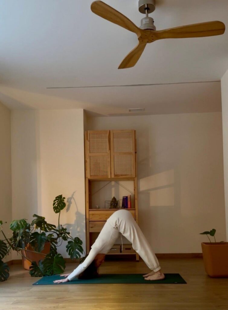 Paz Infante impartiendo Power Vinyasa en YUJ es Yoga, Sevilla