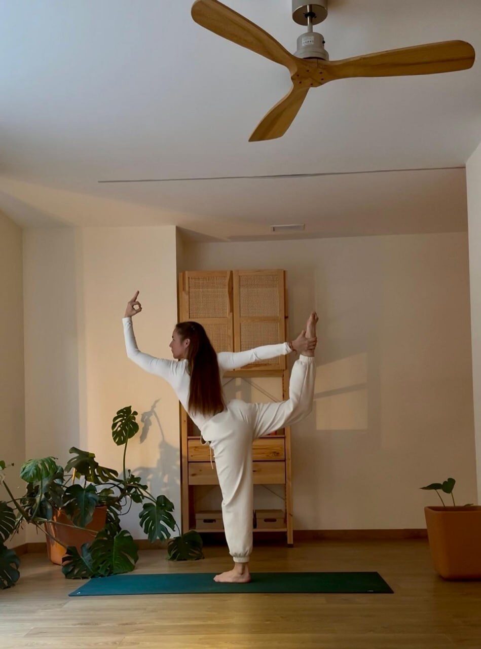 Paz Infante impartiendo Power Vinyasa en YUJ es Yoga, Sevilla