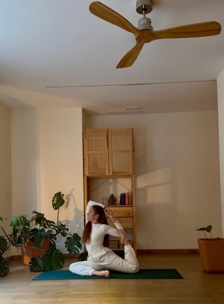 Paz Infante impartiendo Power Vinyasa en YUJ es Yoga, Sevilla