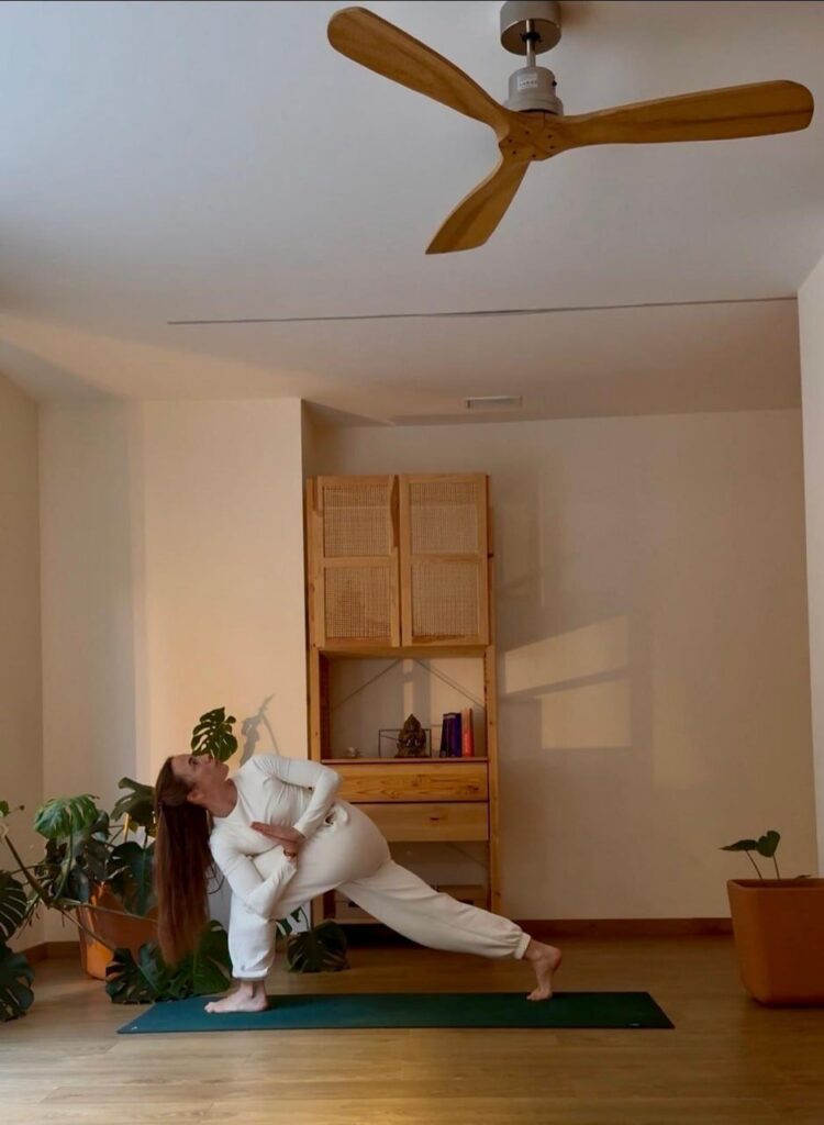 Paz Infante impartiendo Power Vinyasa en YUJ es Yoga, Sevilla