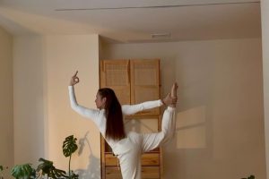 Paz Infante impartiendo Power Vinyasa en YUJ es Yoga, Sevilla