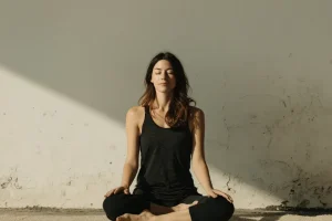 yuj_es_yoga_sukhasana_pose_--profile_mve39yr_--v_7_99559bb3-cee1-4363-b9a7-8c4704f4632e_0